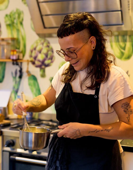 20231029-Carmen-met-garde-in-keuken-contact